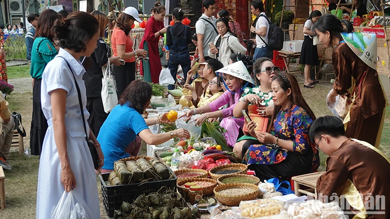 Đông đảo người dân Thành phố Hồ Chí Minh đến thưởng thức món ngon Quảng Ngãi ảnh 3