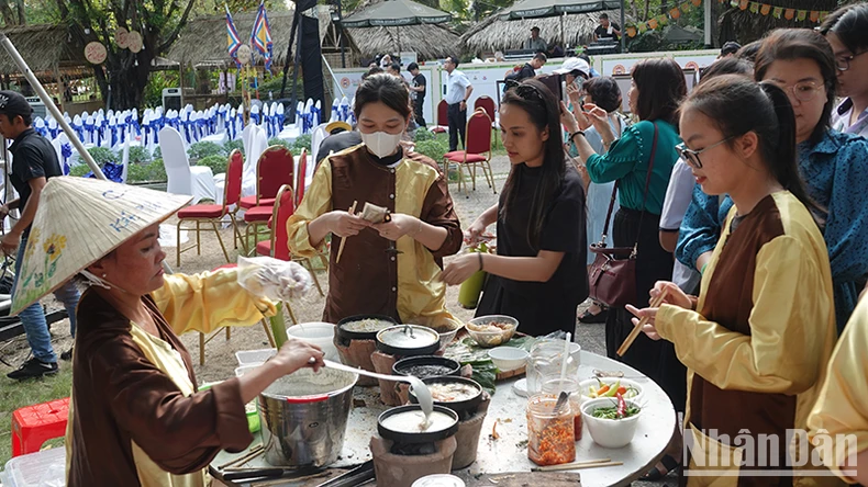 Đông đảo người dân Thành phố Hồ Chí Minh đến thưởng thức món ngon Quảng Ngãi ảnh 2