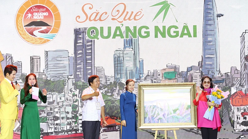 Đông đảo người dân Thành phố Hồ Chí Minh đến thưởng thức món ngon Quảng Ngãi ảnh 9