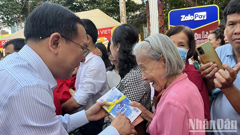 Thành phố Hồ Chí Minh tổ chức “Lì xì sách Tết” cho du khách ảnh 3