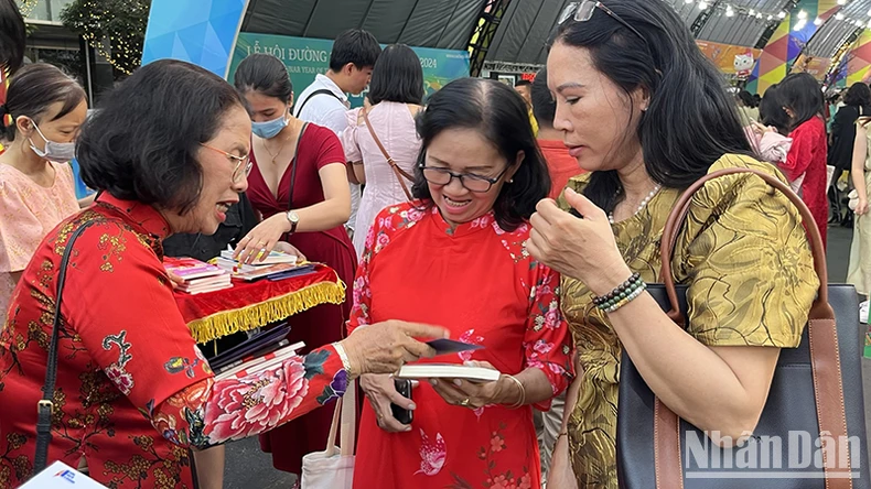 Thành phố Hồ Chí Minh tổ chức “Lì xì sách Tết” cho du khách ảnh 2