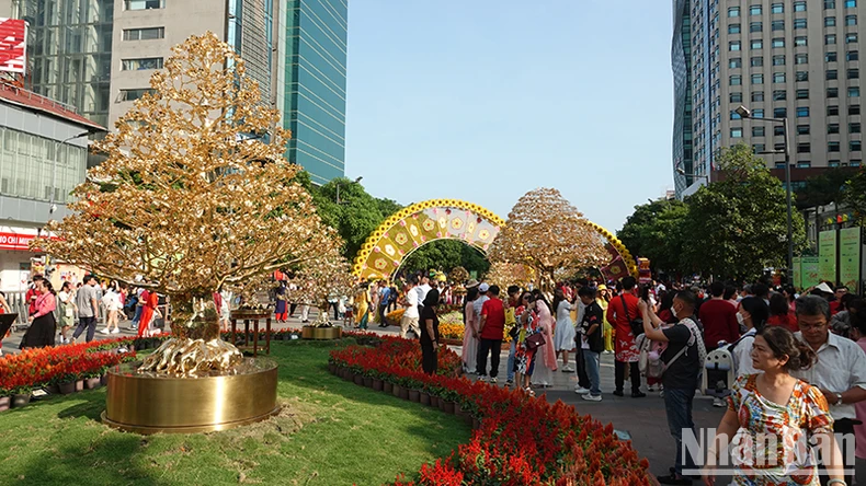View - Hơn 1,2 triệu lượt khách đến Đường hoa Nguyễn Huệ Tết Giáp Thìn 2024