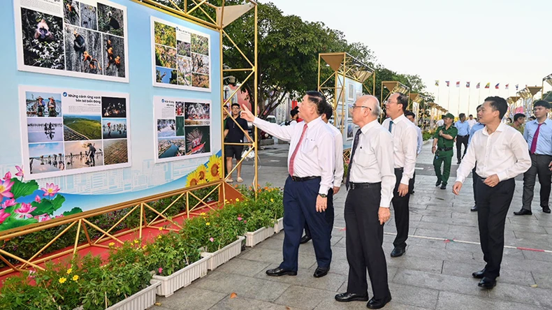 Khai mạc triển lãm Kỷ niệm 49 năm Ngày Giải phóng miền nam, thống nhất đất nước (30/4/1975-30/4/2024) ảnh 1