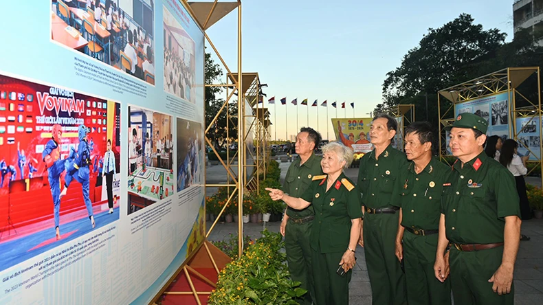 Khai mạc triển lãm Kỷ niệm 49 năm Ngày Giải phóng miền nam, thống nhất đất nước (30/4/1975-30/4/2024) ảnh 2