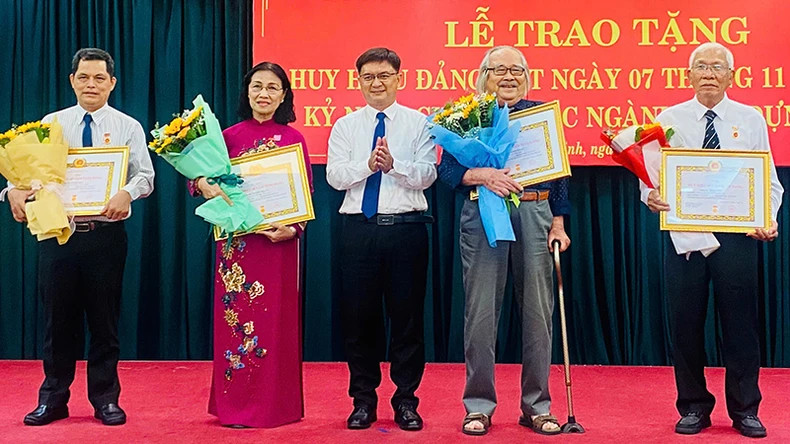 Đảng ủy Khối Dân-Chính-Đảng Thành phố Hồ Chí Minh trao Huy hiệu Đảng cho đảng viên đợt 7/11 ảnh 1