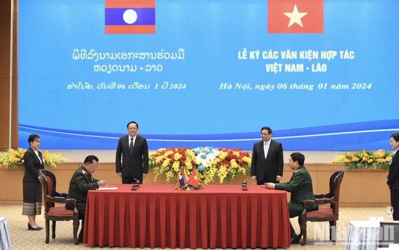 [Ảnh] Thủ tướng Phạm Minh Chính và Thủ tướng nước Cộng hòa Dân chủ Nhân dân Lào Sonexay Siphandone chứng kiến Lễ trao văn kiện hợp tác ảnh 4