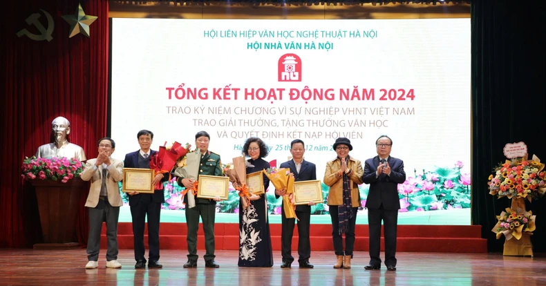 Hội Nhà văn Hà Nội trao giải thưởng văn học năm 2024 ảnh 2