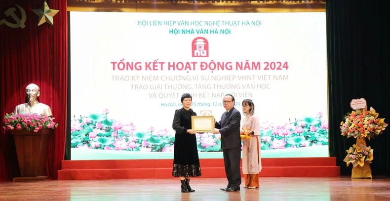 Hội Nhà văn Hà Nội trao giải thưởng văn học năm 2024 ảnh 3