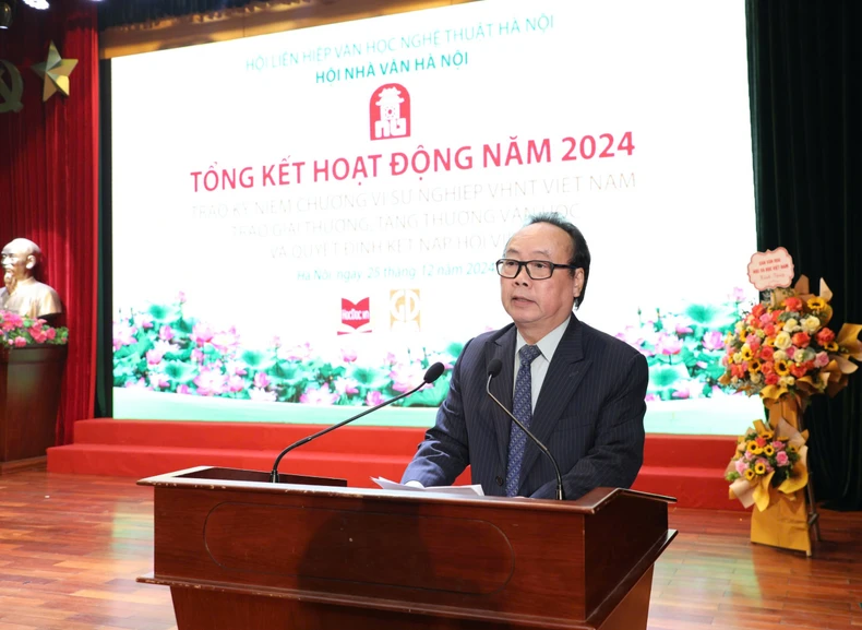 Hội Nhà văn Hà Nội trao giải thưởng văn học năm 2024 ảnh 1