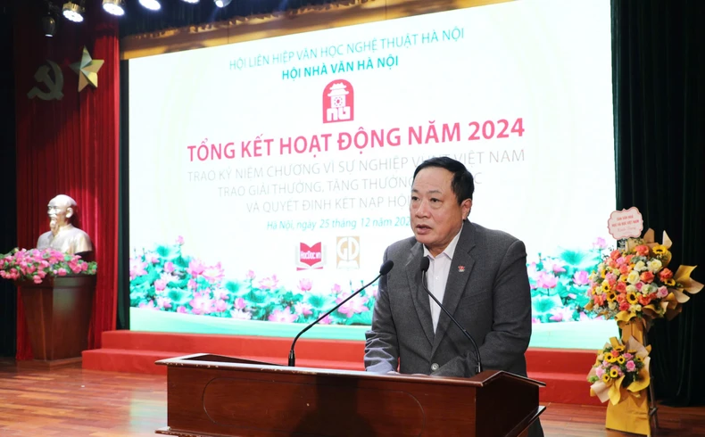 Hội Nhà văn Hà Nội trao giải thưởng văn học năm 2024 ảnh 5