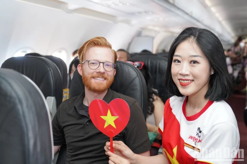 Rực rỡ cờ đỏ sao vàng chào mừng Quốc khánh 2/9 trên những chuyến bay Vietjet ảnh 5