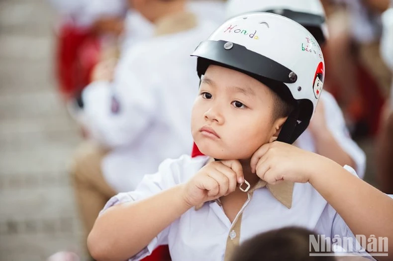 Trao tặng hơn 1,7 triệu mũ bảo hiểm cho học sinh lớp 1 toàn quốc ảnh 1