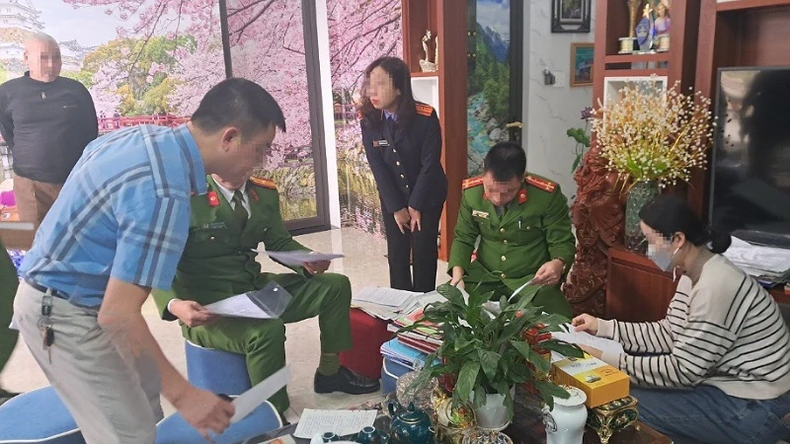 Công an Nghệ An bắt giữ kẻ mượn danh báo chí bảo kê hàng chục xe tải ảnh 1
