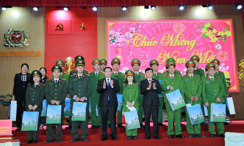 Chủ tịch Quốc hội Vương Đình Huệ thăm, chúc Tết cán bộ, chiến sĩ Công an tỉnh Nghệ An - Ảnh 2