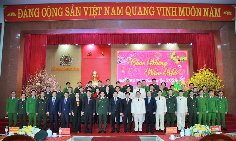 Chủ tịch Quốc hội Vương Đình Huệ thăm, chúc Tết cán bộ, chiến sĩ Công an tỉnh Nghệ An - Ảnh 3