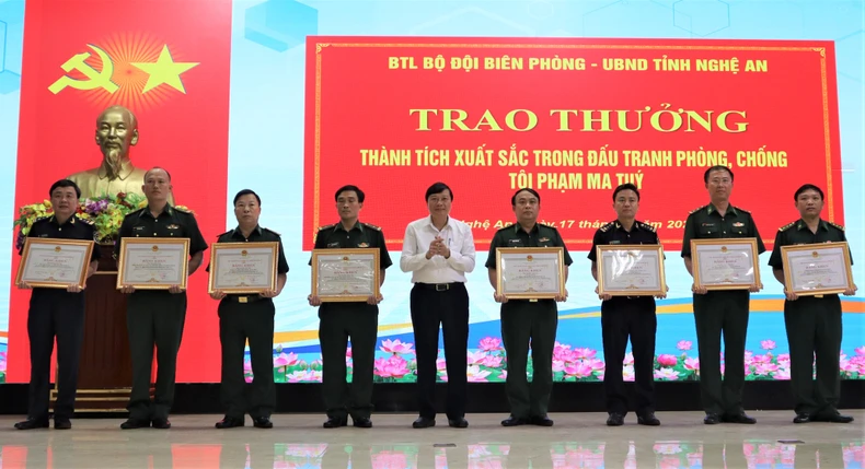 Khen thưởng lực lượng biên phòng tỉnh Nghệ An có thành tích đột xuất trong đấu tranh phòng, chống tội phạm ma túy ảnh 4