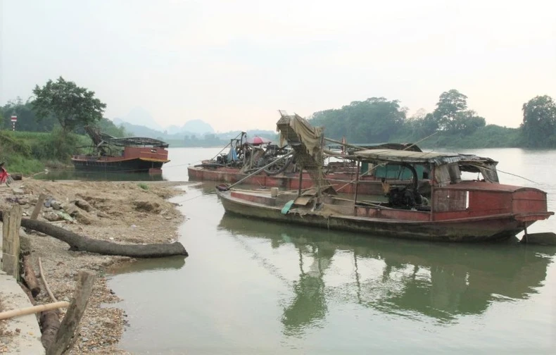 Công an Nghệ An tạm giữ nhiều tàu khai thác cát trên sông Lam ảnh 2