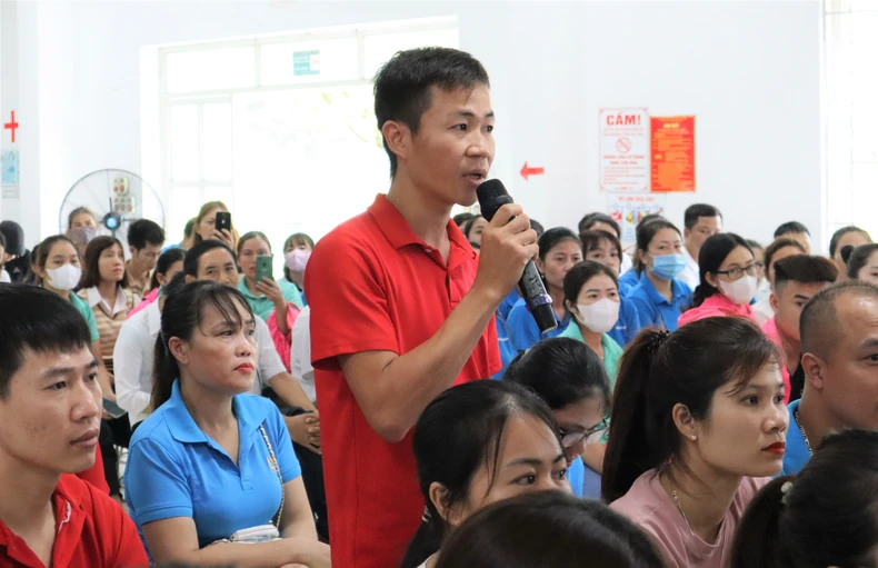 Đoàn Đại biểu Quốc hội tỉnh Nghệ An tiếp xúc cử tri là công nhân lao động ảnh 3