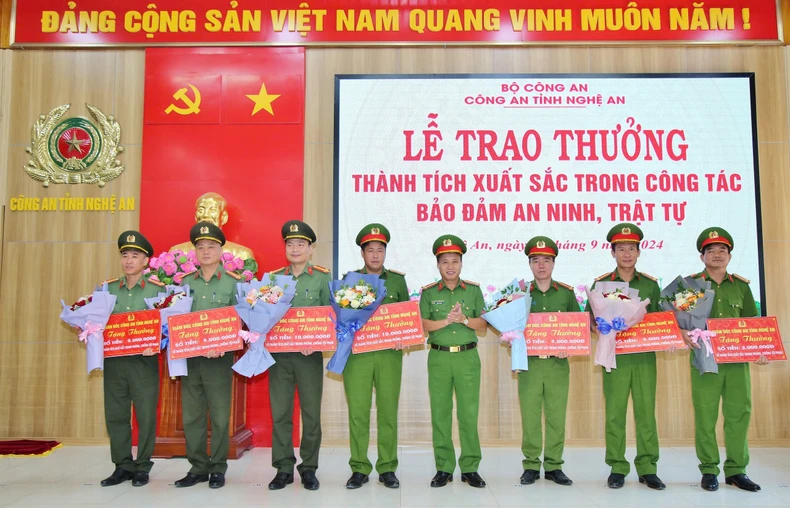 Công an Nghệ An đánh sập ổ nhóm đánh bạc trực tuyến ảnh 4