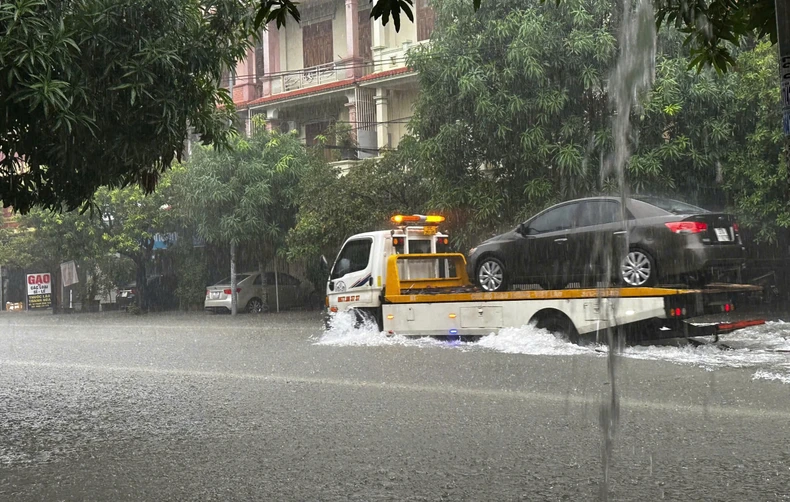 Nhiều tuyến đường thành phố Vinh chìm trong biển nước ảnh 1