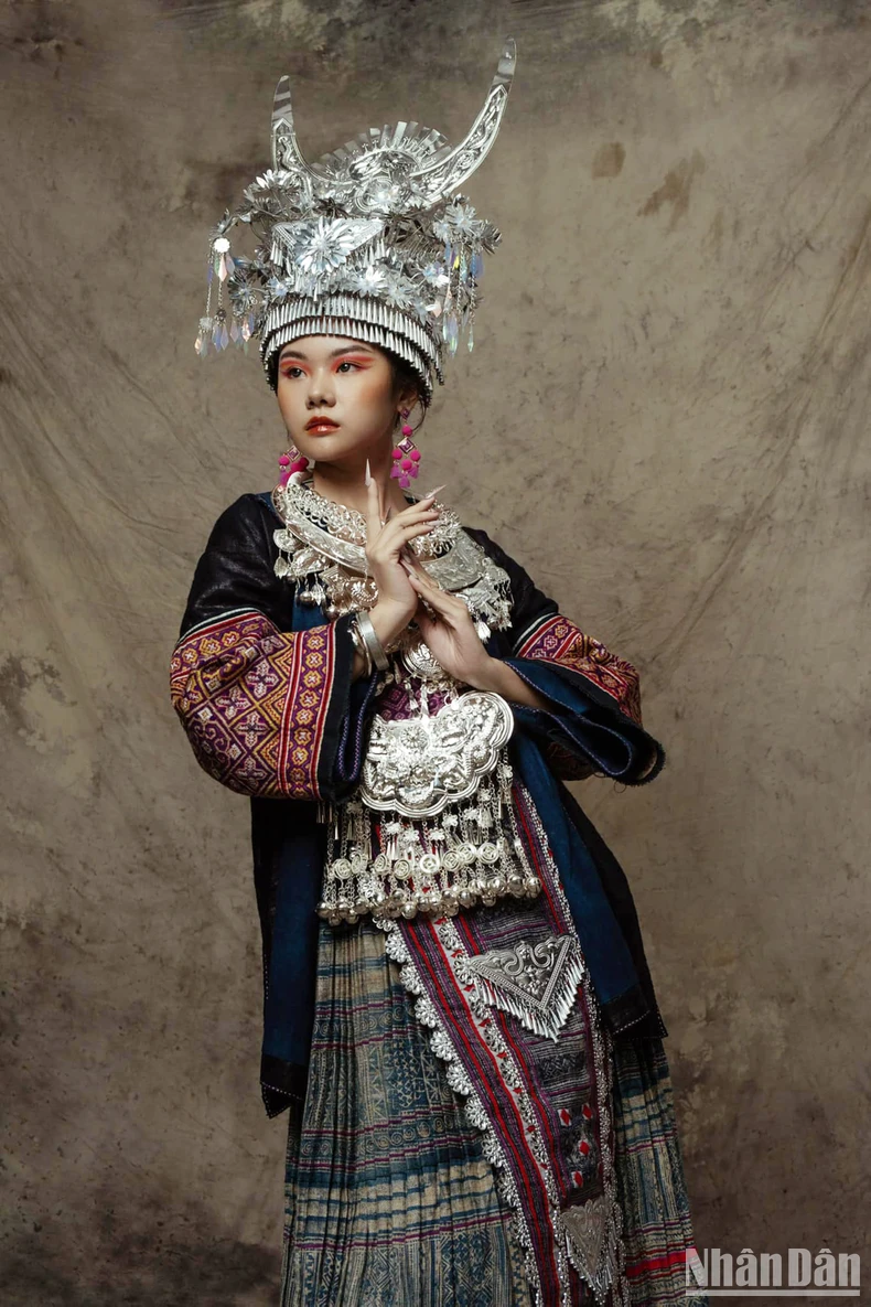 View - Hồi sinh trang phục cổ của người Mông