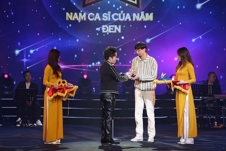 Đen và Hòa Minzy giành giải Nam, Nữ ca sĩ của năm ảnh 2