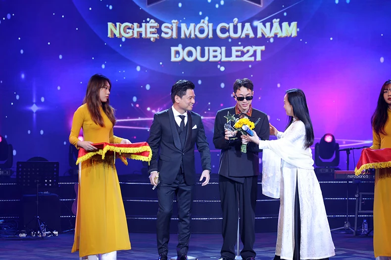 Đen và Hòa Minzy giành giải Nam, Nữ ca sĩ của năm ảnh 3