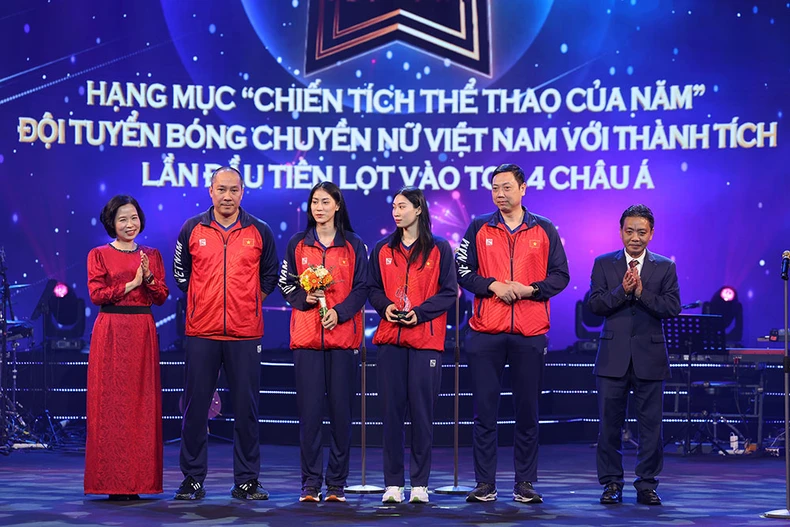 Đen và Hòa Minzy giành giải Nam, Nữ ca sĩ của năm ảnh 5
