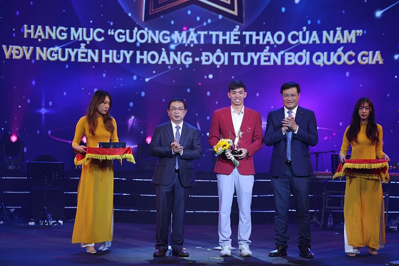 Đen và Hòa Minzy giành giải Nam, Nữ ca sĩ của năm ảnh 6