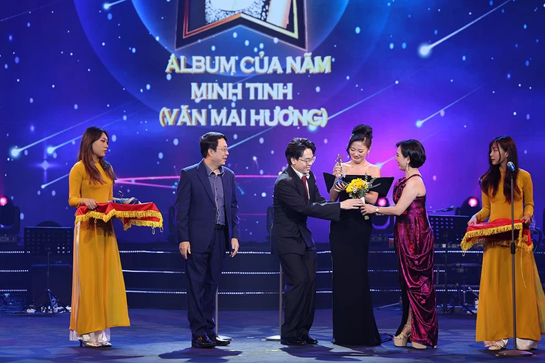 Đen và Hòa Minzy giành giải Nam, Nữ ca sĩ của năm ảnh 4