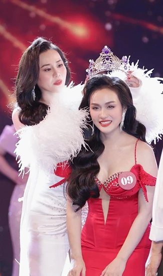 Vũ Thị Hoa xuất sắc đăng quang Hoa hậu Quý bà Trái đất Việt Nam 2024 ảnh 1