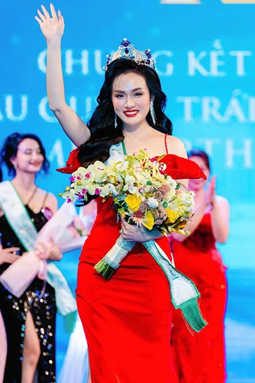 Vũ Thị Hoa xuất sắc đăng quang Hoa hậu Quý bà Trái đất Việt Nam 2024 ảnh 2