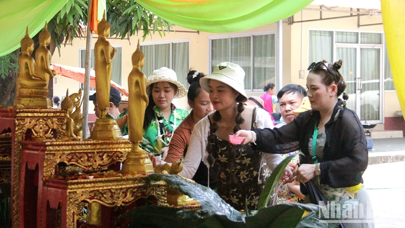 Người dân cả nước Lào tưng bừng đón Tết cổ truyền Bun Pi May ảnh 1