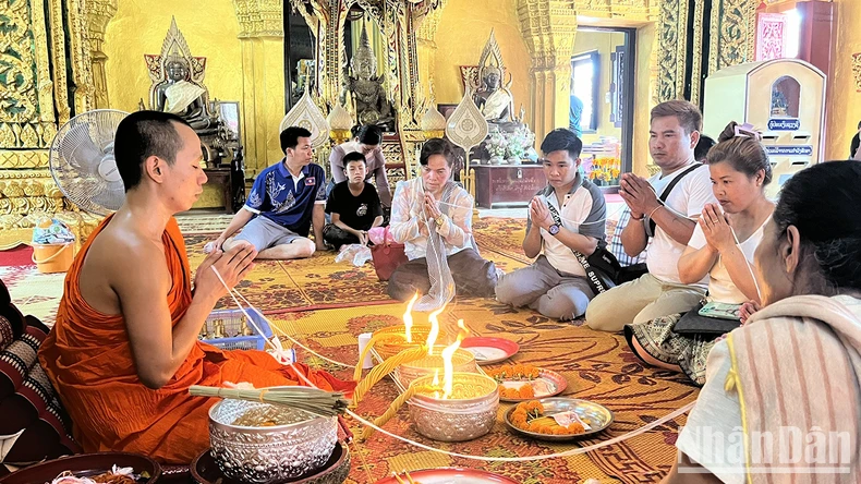 Người dân cả nước Lào tưng bừng đón Tết cổ truyền Bun Pi May ảnh 4