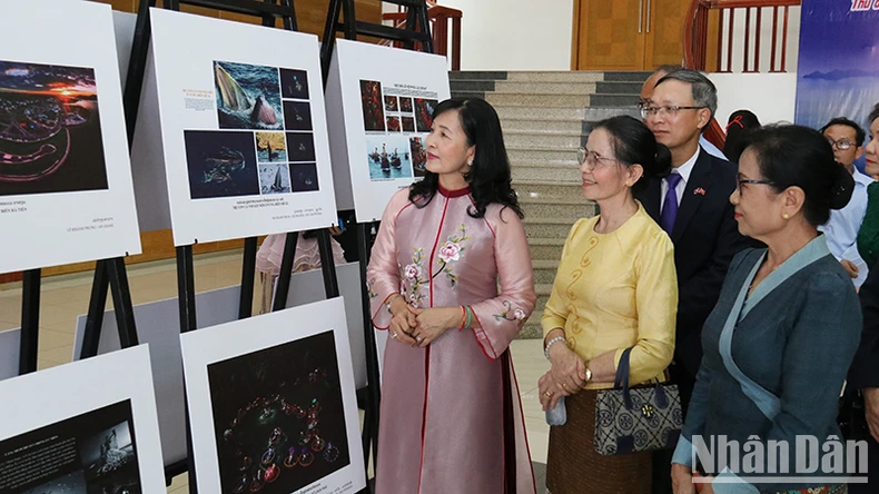 Triển lãm 100 bức ảnh nghệ thuật tại Lào về đề tài biển đảo Việt Nam ảnh 1
