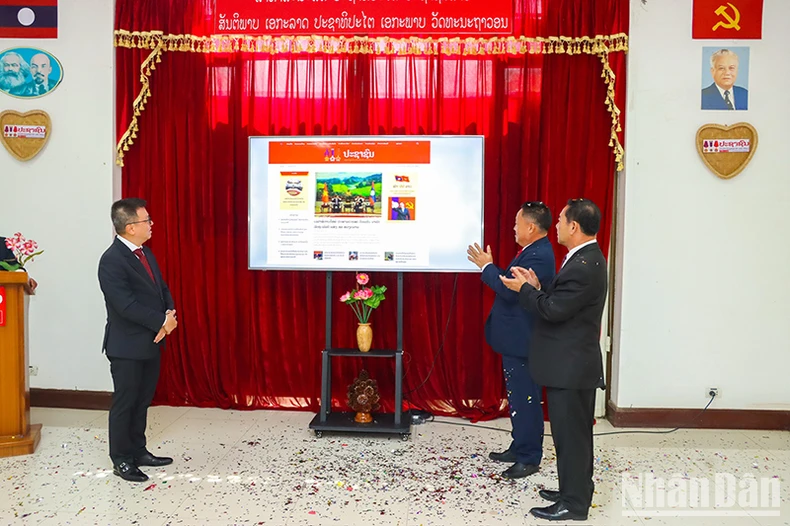 Báo Nhân Dân trao tặng hệ thống báo điện tử mới cho báo Pasaxon của Lào ảnh 3