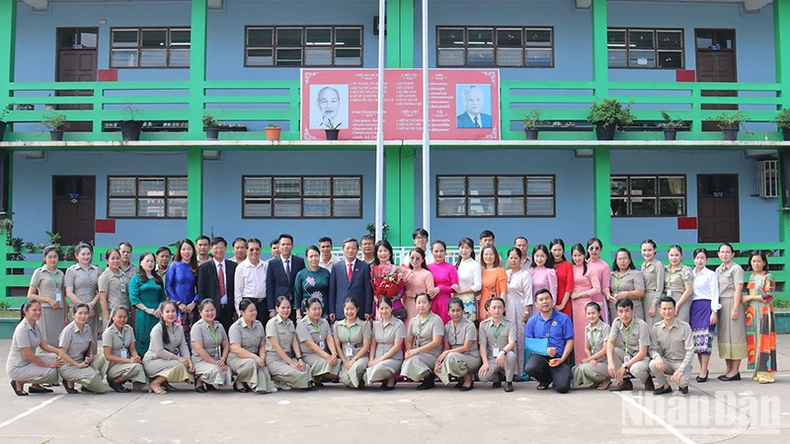 Đại sứ Nguyễn Minh Tâm cùng phu nhân chụp ảnh lưu niệm với cán bộ, nhân viên nhà trường.