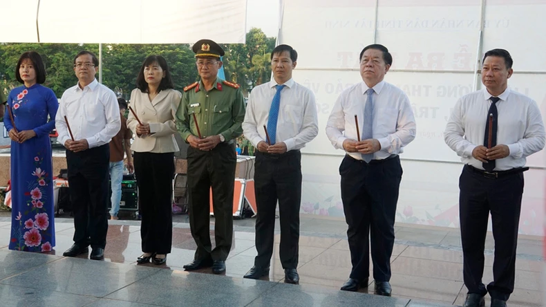 Đồng chí Nguyễn Trọng Nghĩa dự lễ ra mắt Lực lượng tham gia bảo vệ an ninh, trật tự ở cơ sở tại Tây Ninh ảnh 1