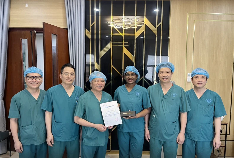 Bác sĩ Anzerbaijan và Ấn Độ học hỏi kỹ thuật mổ nội soi tuyến giáp “Dr Luong” tại Việt Nam ảnh 1