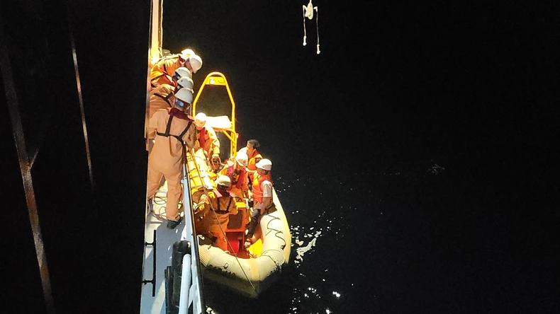 Liên tiếp cứu ngư dân gặp nạn tại khu vực vùng biển quần đảo Hoàng Sa ảnh 2
