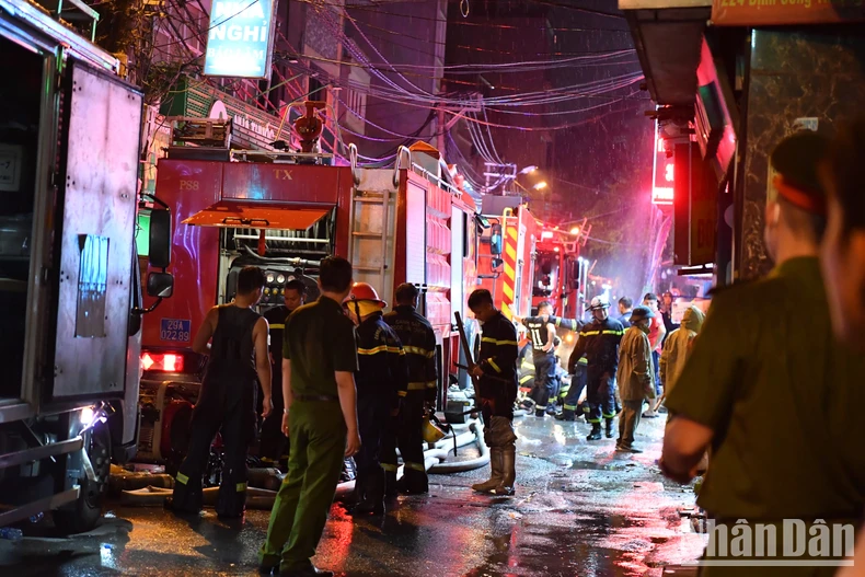 Cháy nhà dân trong mưa tại phố Định Công Hạ: 4 người tử vong ảnh 1