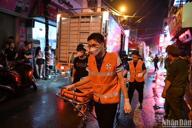 Cháy nhà dân trong mưa tại phố Định Công Hạ: 4 người tử vong ảnh 2