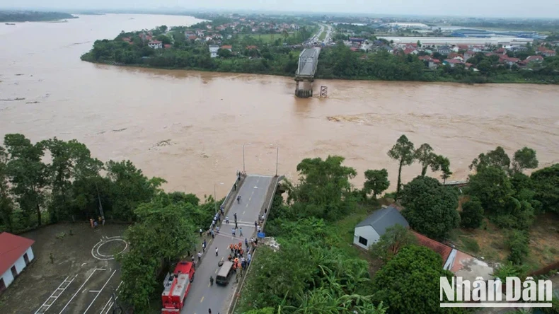 Sau sự cố sập cầu Phong Châu: Xem xét tạm dừng khai thác cầu Trung Hà ảnh 2