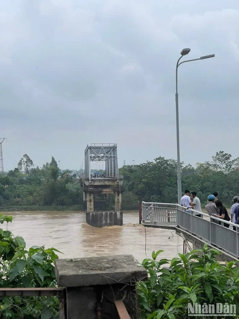 Lũ lớn làm sập cầu Phong Châu tại Phú Thọ ảnh 2