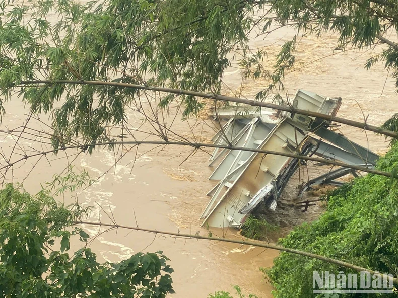 Lũ lớn làm sập cầu Phong Châu tại Phú Thọ ảnh 3