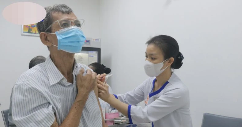 Tiêm vaccine uốn ván miễn phí cho bà con vùng lũ, lụt ảnh 1