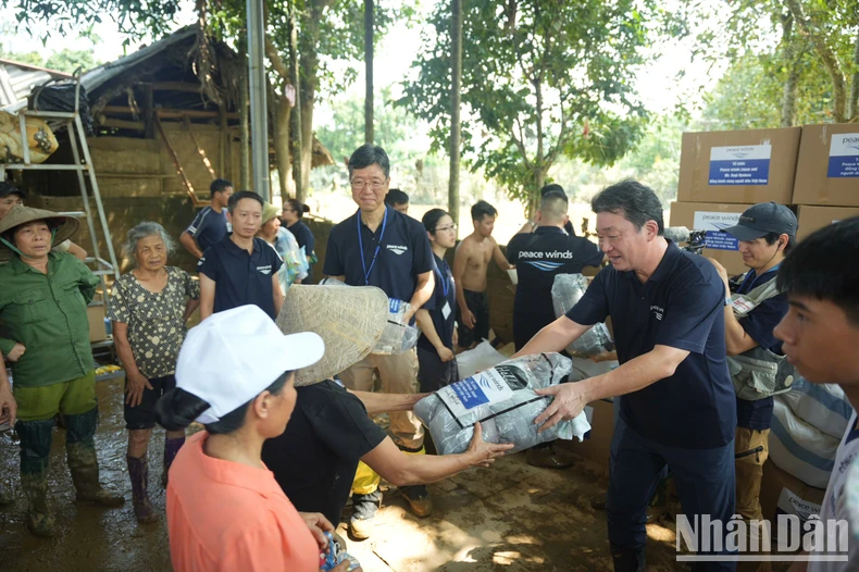 "Năm ngày nay, tôi mới vượt được bùn lầy để nhận quà cứu trợ" ảnh 3