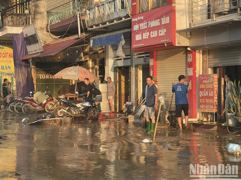 "Năm ngày nay, tôi mới vượt được bùn lầy để nhận quà cứu trợ" ảnh 4