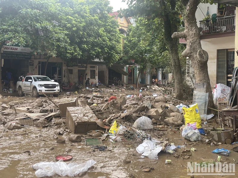 "Năm ngày nay, tôi mới vượt được bùn lầy để nhận quà cứu trợ" ảnh 5