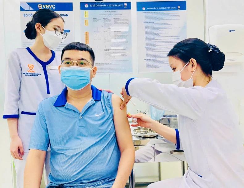 Tiêm vaccine sốt xuất huyết là biện pháp bảo vệ chủ động.